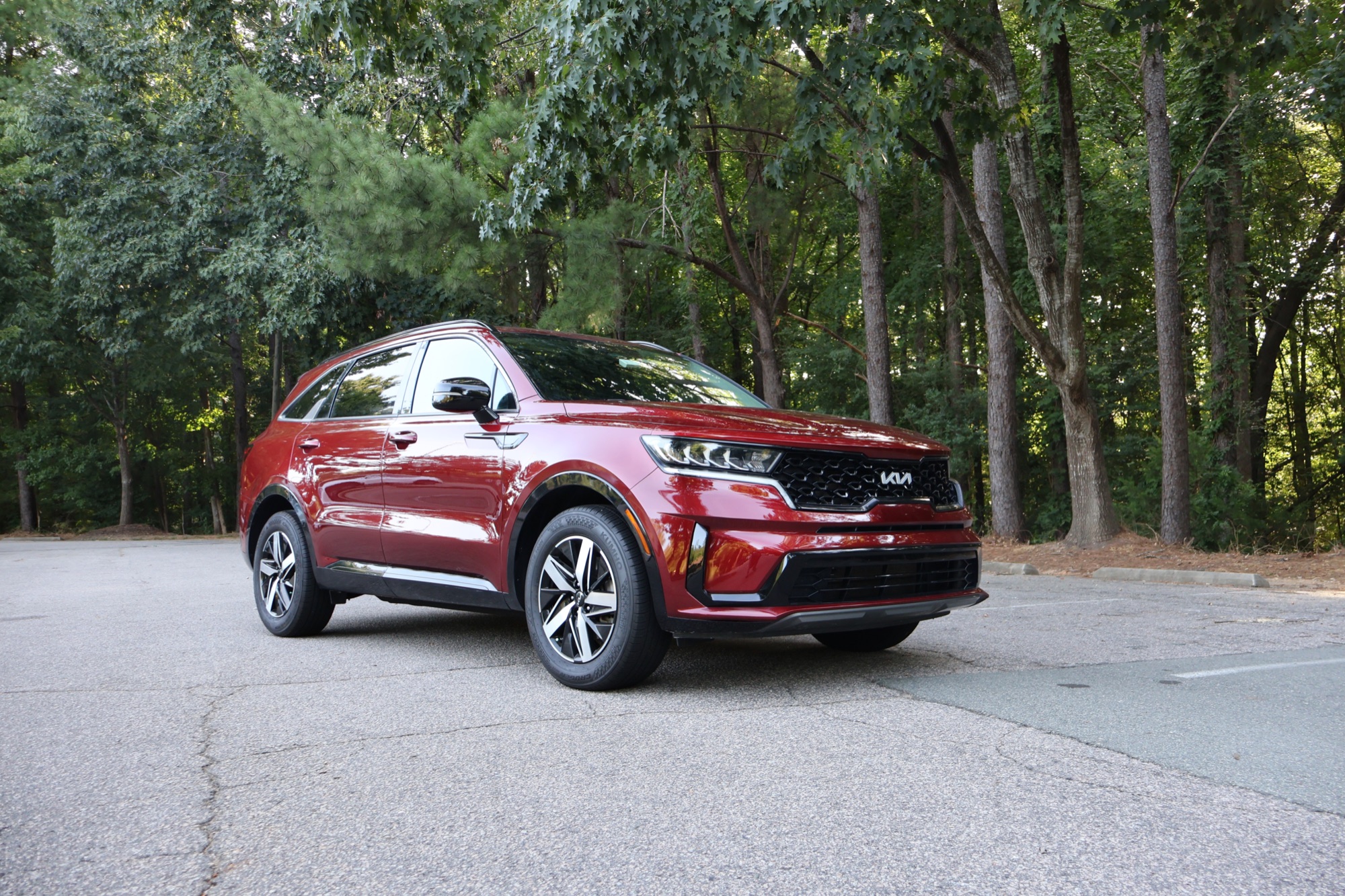 Red 2022 Kia Sorento S from the front passenger-side angle